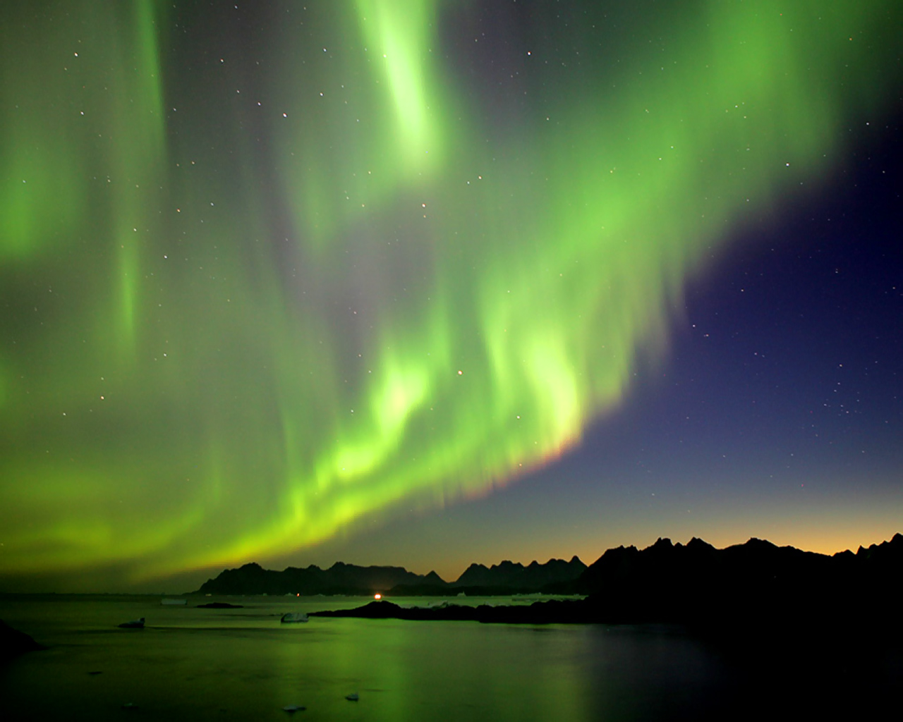 alaska_aurora Aurora above the Delta River outside Fairbanks